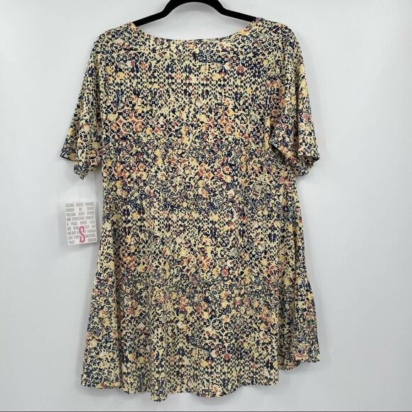 NWT LULAROE Women’s Abstract Print Perfect Tee Top Size S - Picture 3 of 7